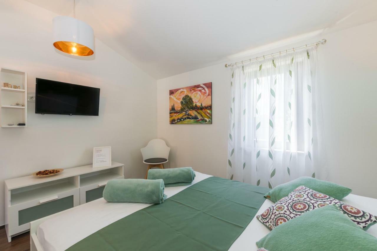 B&B Carmela Umag Bagian luar foto